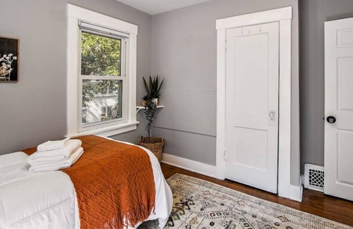 Vine House | Private Room w/twin bd, blackout curtains near WMU