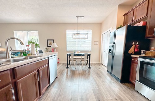 Ruskin House | Private Room w/wifi & minutes to I-75