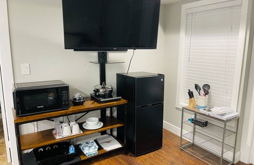 New Port Richey Apartment | Private room with private entrance, kitchenette, shared pool in New Port Richey