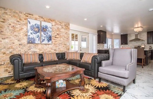 Chinatown House | Private Room with a Queen Bed and Private Bathroom