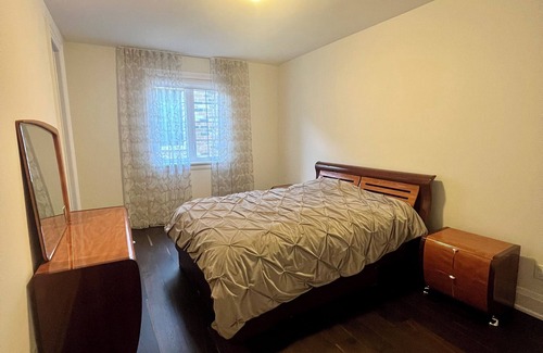 Vaughan House | Private room with bathtub en suite on second floor