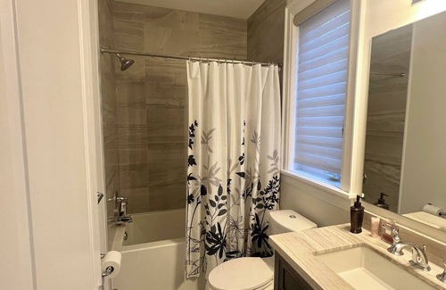 Vaughan House | Private room with bathtub en suite on second floor