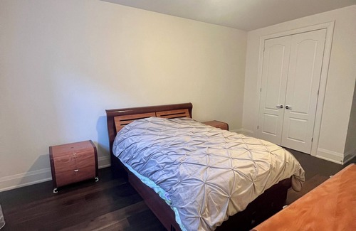Vaughan House | Private room with bathtub en suite on second floor