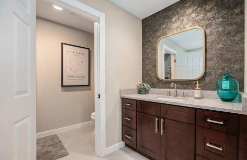 Bradenton House | Private room with Kitchen & Bath 4