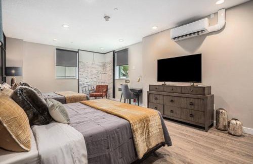 Bradenton House | Private room with Kitchen & Bath 4