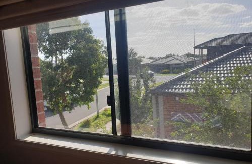 Point Cook House | Private room with shared bathroom in Point Cook