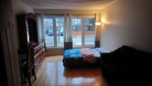 Jane and Finch House | Private Rooms, Free Parking, Full Kitchen, Best Prices in Town- York University Heights