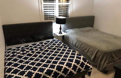 Durham Region House | Private Rooms - Luxury Villa - BnbbookingCA Oshawa