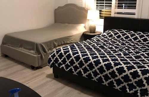 Durham Region House | Private Rooms - Luxury Villa - BnbbookingCA Oshawa