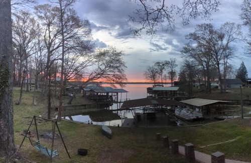 Negreet Apartment | Private Rooms -Medical Staff/Professional/Fishing Pros? Sabine Riverfront!