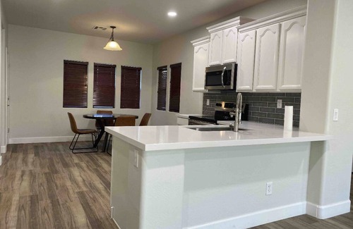 Emperor Estates House | Private Sanctuary 3 Bedrooms 2 Bathrooms Private Pool and BBQ