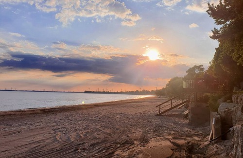 Wainfleet Cottage | Private sand beach. Lakefront. Spacious LongBeachCottages.com – Cottage #1