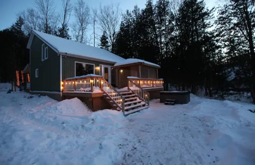 Bexley Cottage | Private Sandy Beach Waterfront Cottage