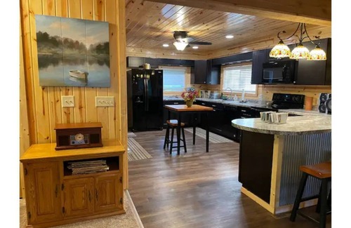 Danbury Cabin | Private sandy beach and dock