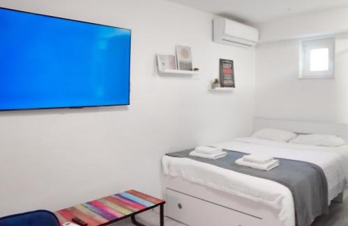 Sesvete Apartment | Private Secluded Studio w Smoking Allowed