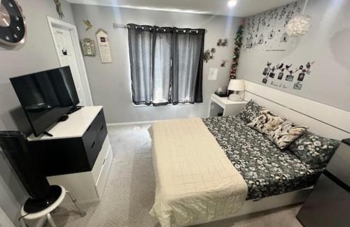 Brampton House | Private, Secure, Immaculate & Cozy Room