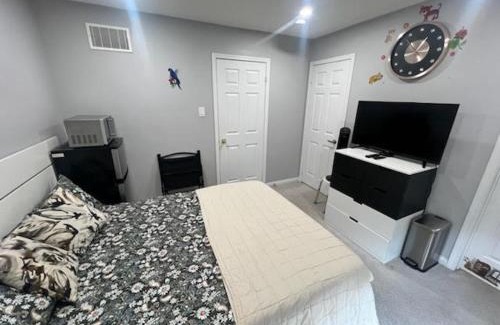 Brampton House | Private, Secure, Immaculate & Cozy Room
