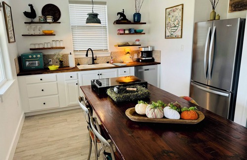 Granbury Cottage | Private, serene cottage on a horse ranch w/spa vibes, near Granbury & Ft Worth.
