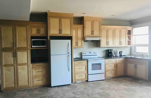 Tappen House | Private Shuswap Lake View Deluxe 2 Bedroom Fully Set-up Suite. With Hot Tub.
