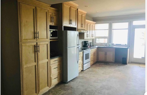 Tappen House | Private Shuswap Lake View Deluxe 2 Bedroom Fully Set-up Suite. With Hot Tub.