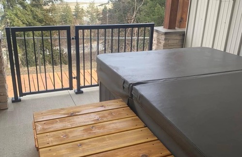 Tappen House | Private Shuswap Lake View Deluxe 2 Bedroom Fully Set-up Suite. With Hot Tub.