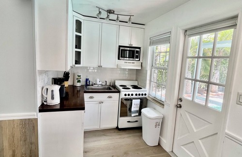 Ludlam Cottage | Private smoke free cottage in Coral Gables free parking WiFi washer & dryer