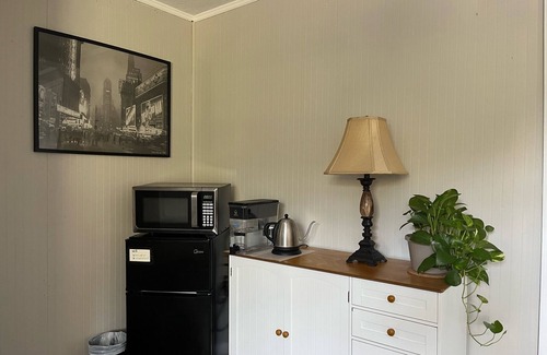 Brandon Apartment | Private Studio - cozy & peaceful spot under oaks draped in Spanish moss
