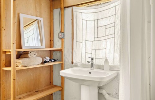 Blackshear-Prospect Hill Apartment | Private Studio/easy access to trendy East Austin