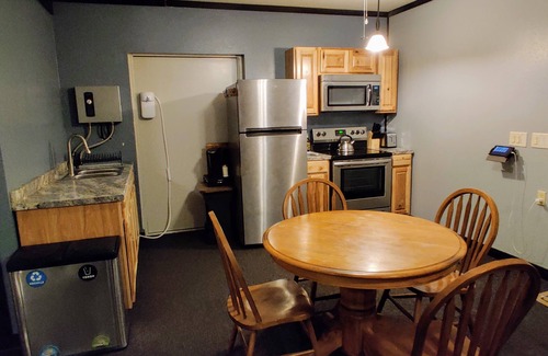 Auburn Apartment | Private Studio, Great Back Yard, Fire Pit, in a Rural Farming Community