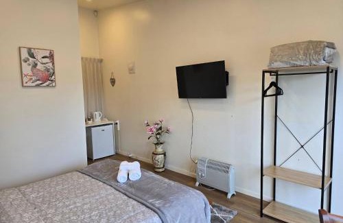 Papakura Apartment | Private Studio Sleepout in Aucklands Convenient Location