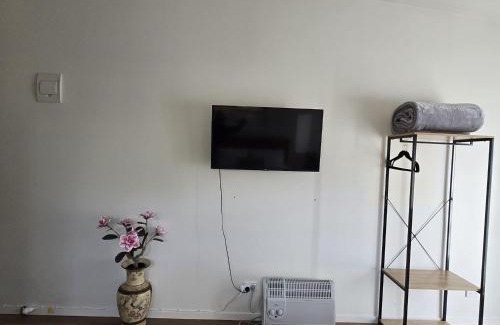 Papakura Apartment | Private Studio Sleepout in Aucklands Convenient Location