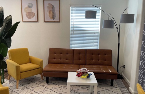 West Sacramento Apartment | Private studio luxury sleeps 5 WiFi Min to DT Sac, Airport, UC Davis Med