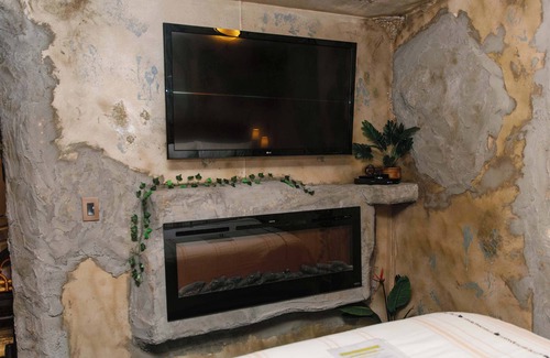 American Fork Bed & Breakfast | Private Suite AirJet Tub & Waterfall Shower, Cove Themed