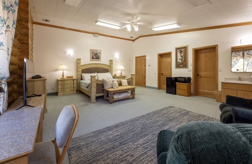 Hot Springs Cabin | Private Suite in Rustic Cabin - Room 230