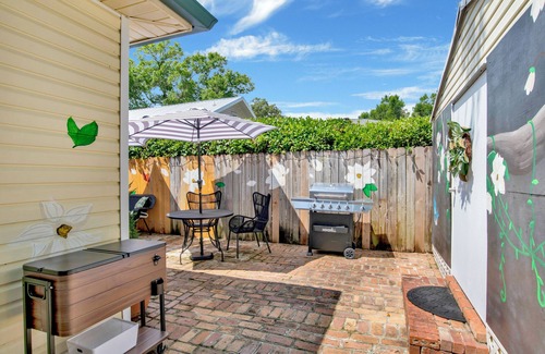 Warrington Cottage | Private Suite & Patio. Minutes to Downtown & NAS Pensacola