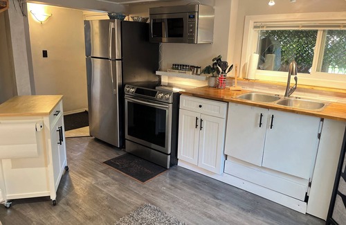 Regional District of Nanaimo Apartment | Private Suite w/Hot Tub | waterfall | 5 Min to Beach | 4 beds | long term stays