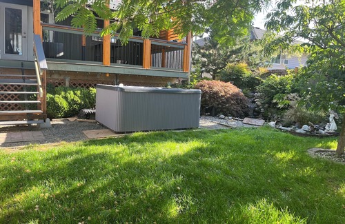 Regional District of Nanaimo Apartment | Private Suite w/Hot Tub | waterfall | 5 Min to Beach | 4 beds | long term stays