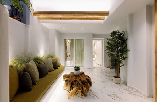 Agios Prokopios Apartment | Private Suite with Outdoor Hot Tub 20 meters from the beach