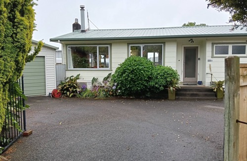 New Plymouth House | Private sunny home, easy walk to Pukekura Park, city and walkways