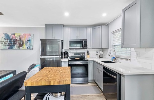 Oakford Park Apartment | Private Tampa Guest Retreat Minutes to Downtown!