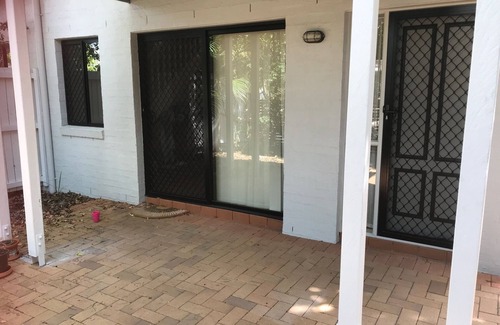 Yeronga House | Private Townhouse: Close to Parks,Shops,Transport