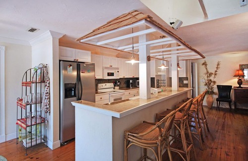 Biggar House | Private tropical paradise 155 5 ⭐️ reviews. No cleaning, pet fees. Clothing opt.