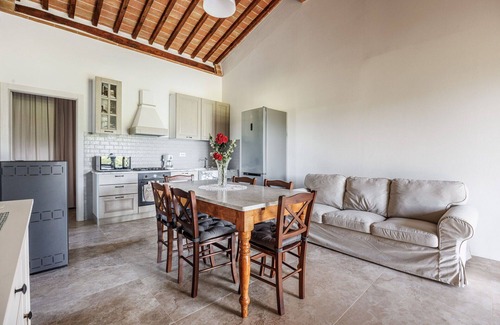 Colle di Val d'Elsa Villa | Private Villa with WIFI, private pool, A/C, TV, pets allowed, parking, close to San Gimignano