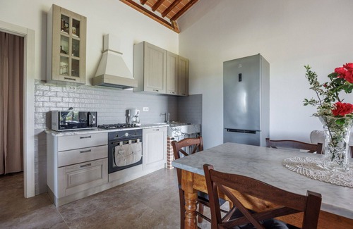 Colle di Val d'Elsa Villa | Private Villa with WIFI, private pool, A/C, TV, pets allowed, parking, close to San Gimignano