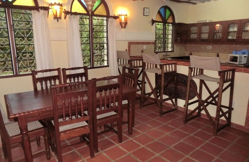 Diani Beach Villa | Private villa in Lamu style with private pool and cook/staff 250 m to the beach