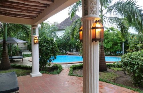 Diani Beach Villa | Private villa in Lamu style with private pool and cook/staff 250 m to the beach