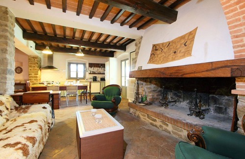 Civitella in Val di Chiana Villa | Private Villa with private pool, WIFI, TV, balcony, pets allowed, panoramic view, close to Arezzo