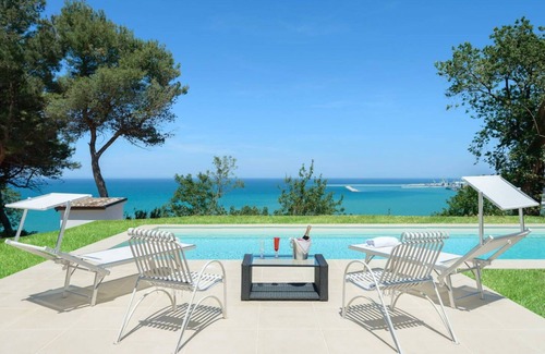 Palombina Nuova Villa | Private Villa with A/C, WIFI, private pool, TV, terrace, pets allowed, panoramic view, parking