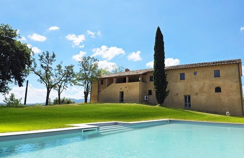 Buonconvento Villa | Private Villa with WIFI, private pool, A/C, TV, patio, panoramic view, parking, close to Montalcino