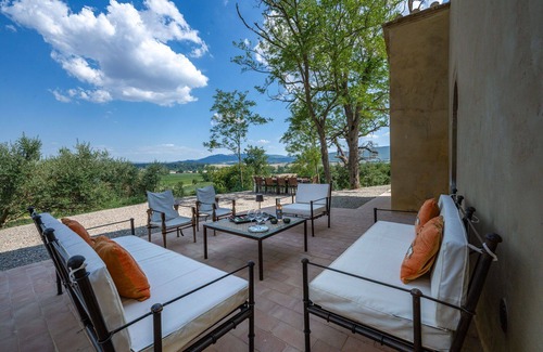 Buonconvento Villa | Private Villa with WIFI, private pool, A/C, TV, patio, panoramic view, parking, close to Montalcino